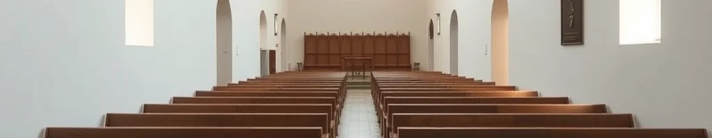 Leere Kirche mit Holzbankreihen, zentralem Mittelgang, weißen Wänden, Bögen und Rundfenster am Ende.