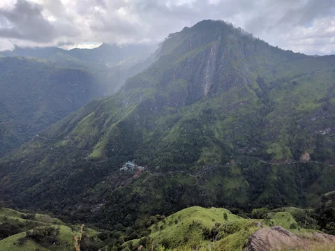 Bild: Berg, Wald und Wolken