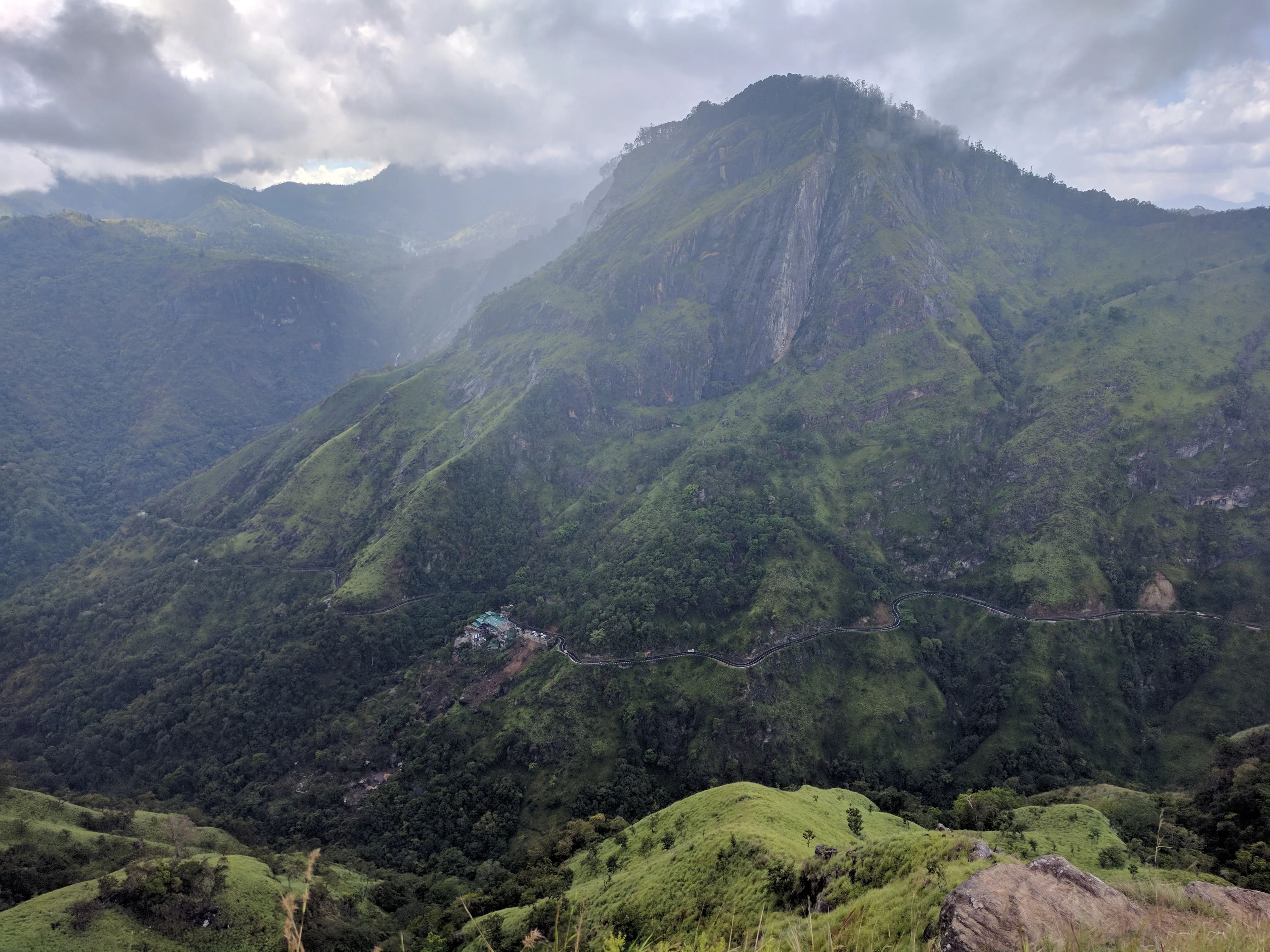 Bild: Berg, Wald und Wolken