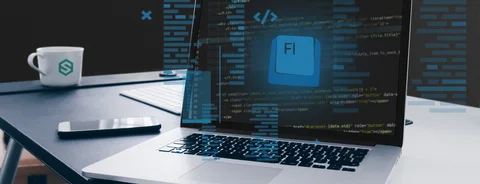 Schreibtisch mit MacBook, Code-Editor mit „FI“-Datei, schwebendem blauem Code, Tasse und Smartphone.
