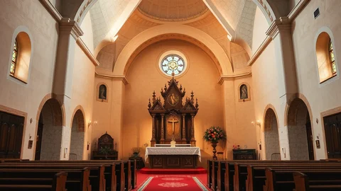 Innenansicht einer Kirche mit prunkvollem, geschnitztem Altar, rotem Teppich, Holzbänken und Bögen, warm beleuchtet.