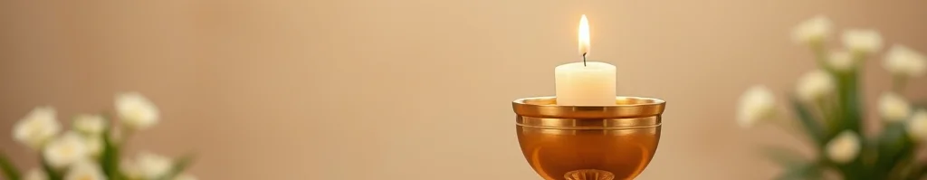 Brennende Kerze in einem goldenen Kelch auf einem runden Holztisch, unscharfe Blumen im Hintergrund.