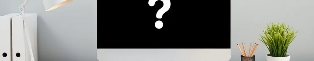 Moderner Schreibtisch mit Monitor, der ein großes weißes Fragezeichen auf schwarzem Bildschirm zeigt, Lampe, Pflanze, Ordner und Stifte.