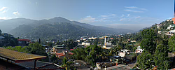 Panoramabild: Stadt, Berge und Wald