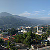 Panoramabild: Stadt, Berge und Wald