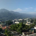 Panoramabild: Stadt, Berge und Wald