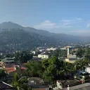 Panoramabild: Stadt, Berge und Wald