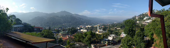 Panoramabild: Stadt, Berge und Wald